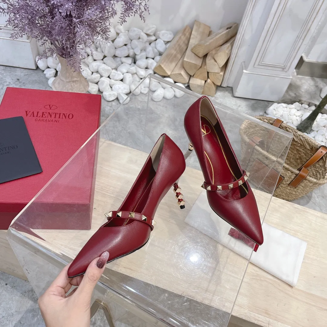 💕💕Factory direct selling price p440💕💕 Genuine leather sole +40 🆕Valentino. Valentino👑👑Latest series in the counter, the highest version, perfect details, very eye-catching catwalk series launched, V family’s hot rivet elements, luxurious and gorgeous! Various colors can be matched with beautiful clothes in spring and summer. There are many choices🎉🎉Exquisite and durable. It is copied at 1:1 of the original product. The upper foot is very pedicure-like. The key point is that it is very good and easy to control. It does not grind the feet and does not tire the feet. It is a walking artifact. The last shape is completely compared to the counter. The details are perfect. Without the original version, it would not be so exquisite! (Note! The heel shape and height are exclusively molded according to the original version, and are not randomly substituted by the market🐂) The color and texture of the fasteners are consistent with the original version! 🔺Fabric: Imported sheepskin, 🔺Lining: According to the original high-gloss imported sheepskin lining 🔺6 colors to choose from: black ➕black belt, black ➕white belt, pink, burgundy, white, apricot 🔺Number of yards: 35 to 42 yards (42 yards are not exchanged) 🔺Heel height: 7cm Rubber sole Genuine leather sole +40